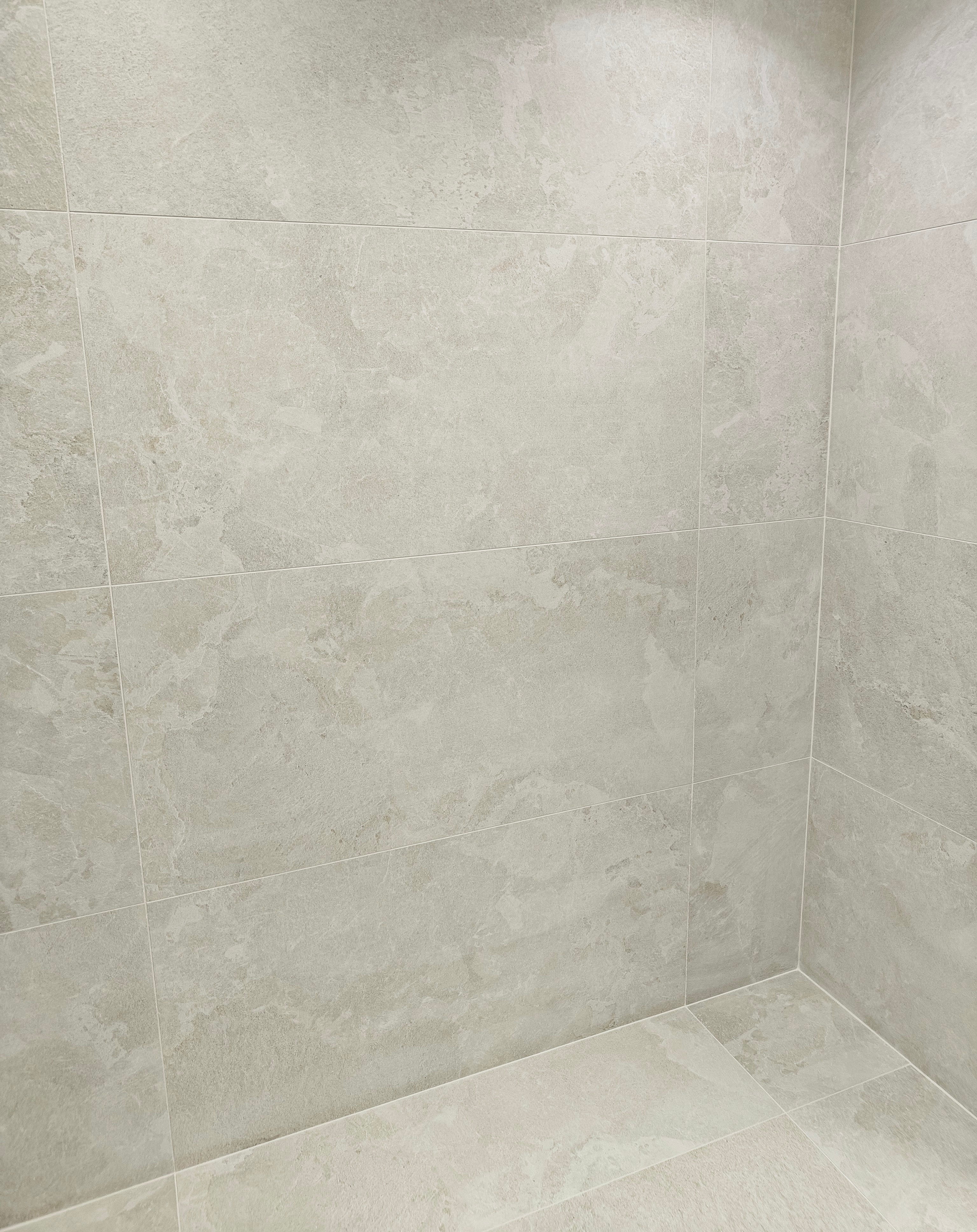 Ligure Blanco 60x120cm matt porcelain tile by Marazzi, showcasing soft warm white tones and subtle veining.